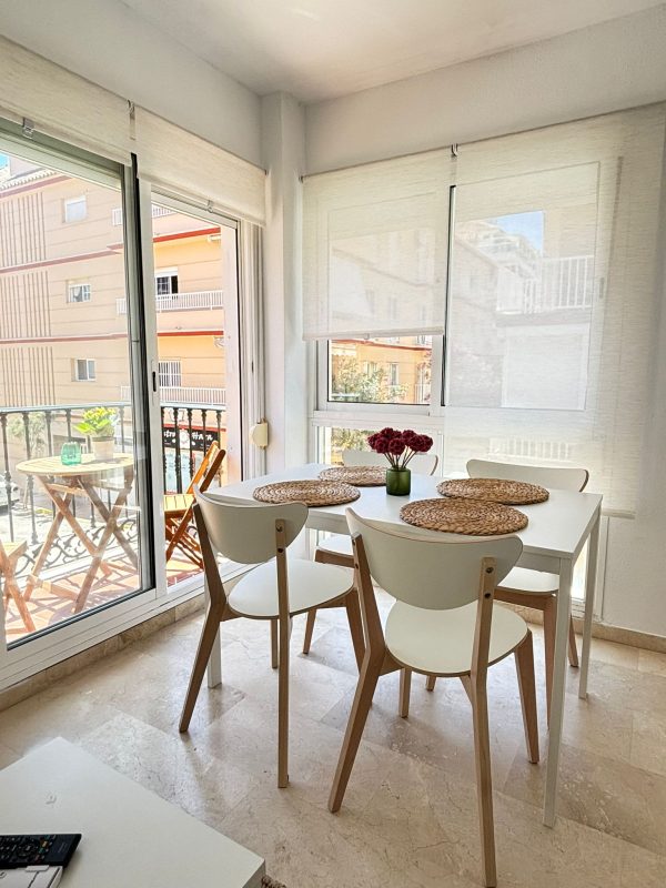 Alquiler de apartamento con vista al mar en Fuengirola - Imagen 4